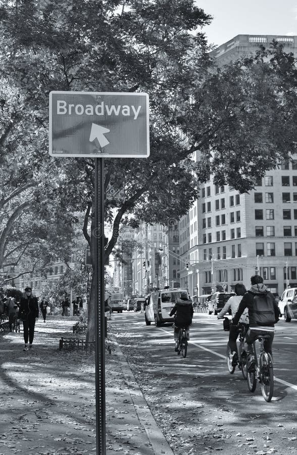 New York City svart vit bild av folk som rider cyklar och pendlingssträcka för att arbeta på Citi cyklar arkivbild New York City svart vit bild av folk som rider cyklar och pendlingssträcka för att arbeta på Citi cyklar arkivbild