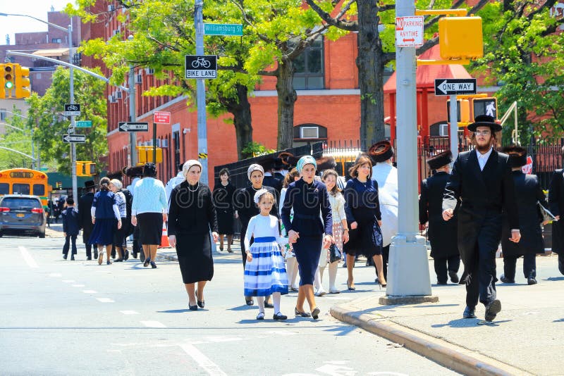 New york city usa 10 juin 2017 : juifs orthodoxes portant des vêtements spéciaux sur shabbat à williamsburg brooklyn new york