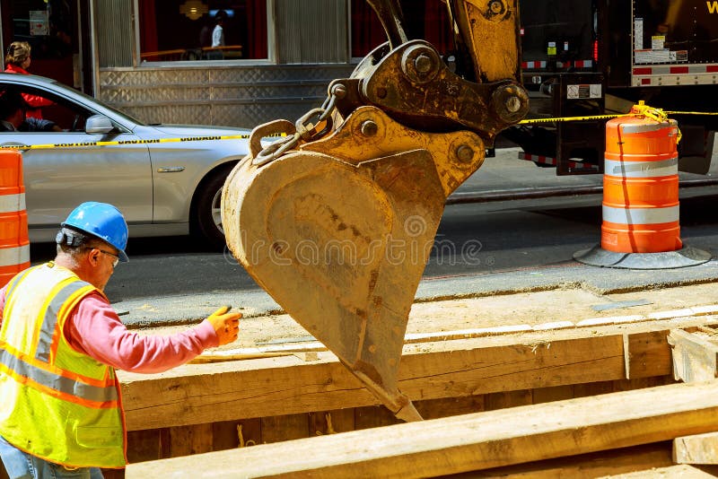 NEW YORK CITY, USA - 04, 2017 : Road Works in Manhattan and Road Construction stock images NEW YORK CITY, USA - 04, 2017 : Road Works in Manhattan and Road Construction stock images