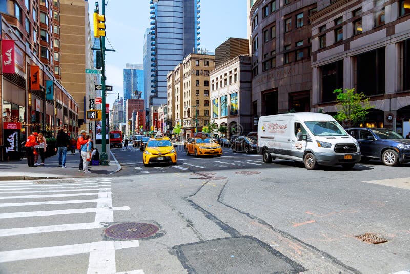 NEW YORK CITY, USA - 04, 2017 South-bunden trafik från NY-taxin i New York-byggnaden, vacker och arkitektur av staden i arkivfoto NEW YORK CITY, USA - 04, 2017 South-bunden trafik från NY-taxin i New York-byggnaden, vacker och arkitektur av staden i arkivfoto