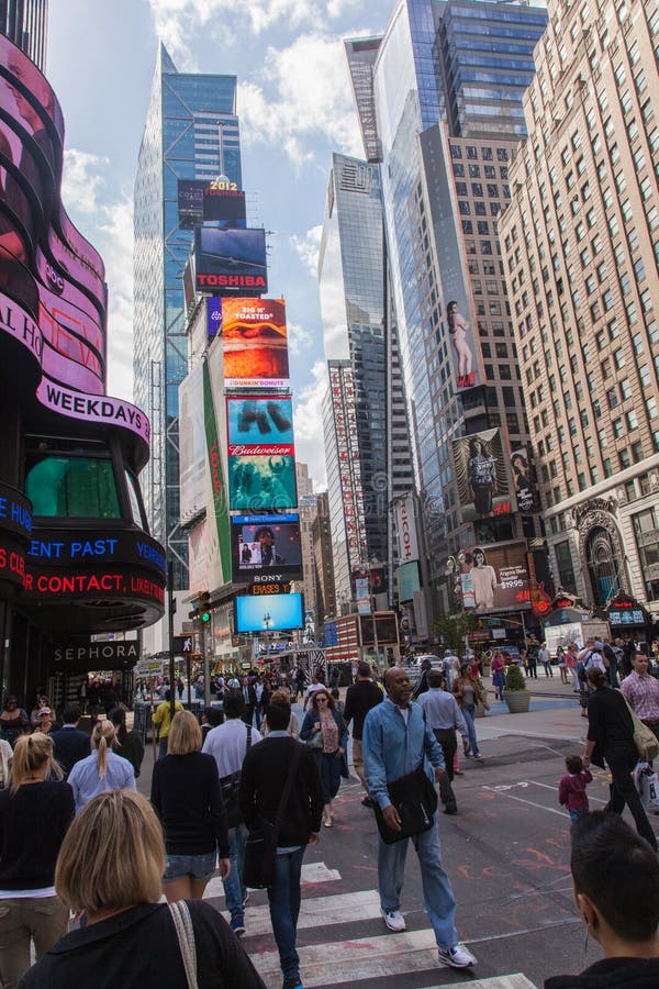 New York City Walk editorial photography. Image of walking 28893227