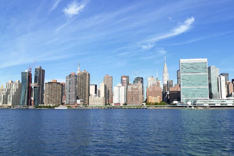 Skyline của Manhattan - biểu tượng của thành phố New York được thể hiện một cách tuyệt đẹp trong bức hình Manhattan skyline. Hãy ngắm nhìn những tòa nhà cao chọc trời và phong cảnh đẹp đến mê hồn của thành phố này.