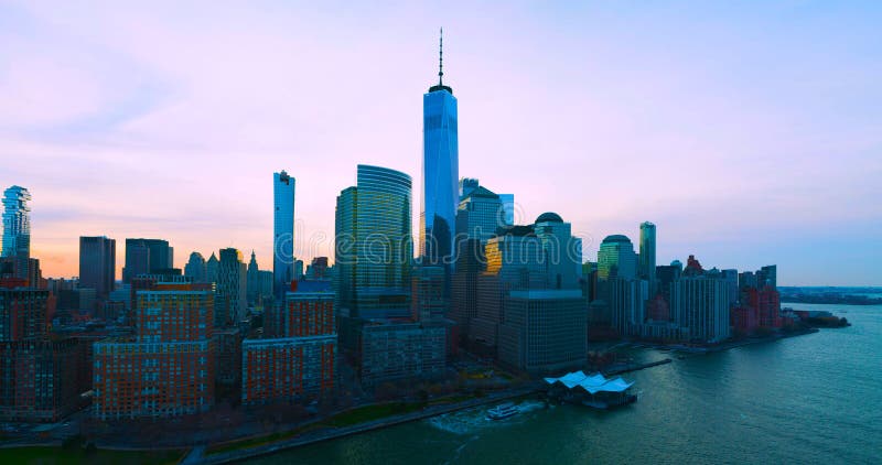 New York con i grattacieli al tramonto Orizzonte di panorama di New York ad alba Edificio per uffici di Manhattan 2019 fotografie stock libere da diritti New York con i grattacieli al tramonto Orizzonte di panorama di New York ad alba Edificio per uffici di Manhattan 2019 fotografie stock libere da diritti