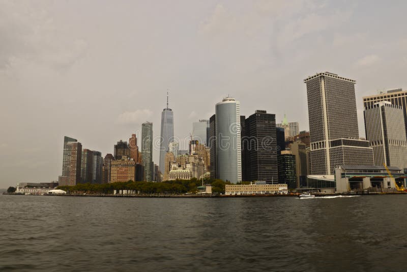 NEW YORK, Etats-Unis - 31 août 2018 : Horizon de New York City avec la vue du secteur financier à Manhattan inférieure image libre de droits NEW YORK, Etats-Unis - 31 août 2018 : Horizon de New York City avec la vue du secteur financier à Manhattan inférieure image libre de droits
