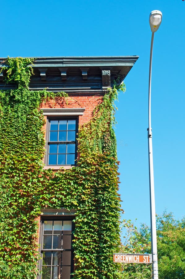 New York: ett hus som täckas i murgröna i den Greenwich byn på September 15, 2014 arkivfoton New York: ett hus som täckas i murgröna i den Greenwich byn på September 15, 2014 arkivfoton