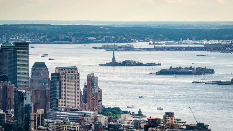 New York, EUA - 6 de junho de 2019: New York City Vista aérea panorâmico maravilhosa de arranha-céus do Midtown de Manhattan - im fotos de stock royalty free New York, EUA - 6 de junho de 2019: New York City Vista aérea panorâmico maravilhosa de arranha-céus do Midtown de Manhattan - im fotos de stock royalty free