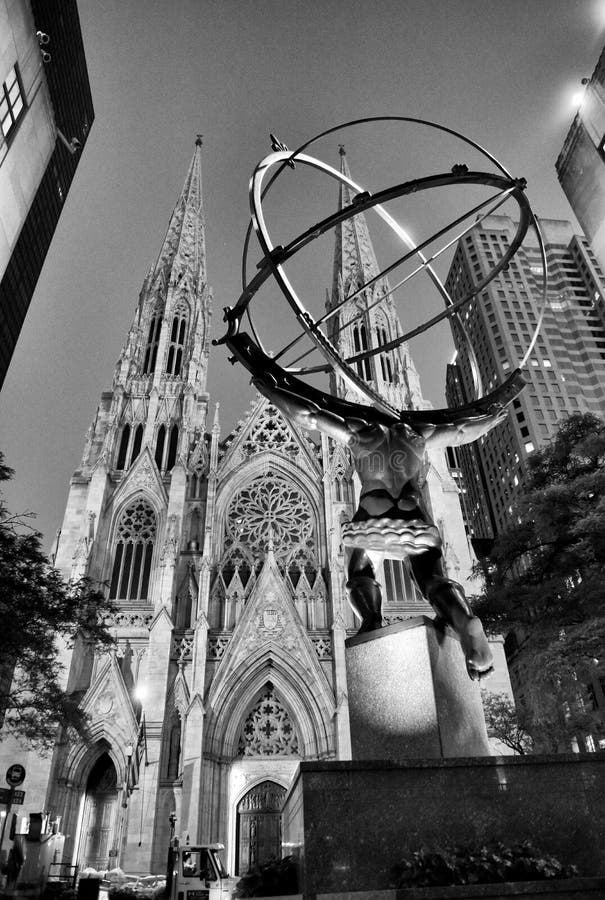 New York, EUA - 25 de maio de 2018: A estátua do atlas na frente do centro de Rockefeller em New York City foto de stock New York, EUA - 25 de maio de 2018: A estátua do atlas na frente do centro de Rockefeller em New York City foto de stock