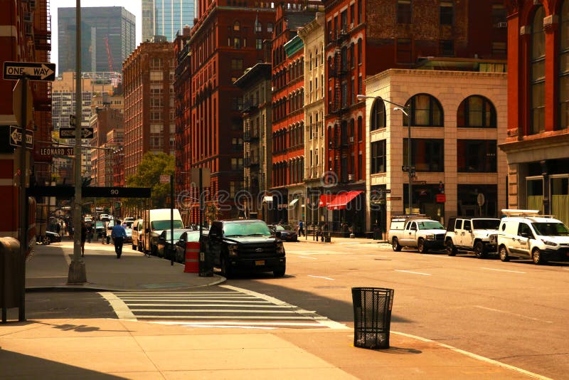New York, EUA - 2 de setembro de 2018: Estrada da rua de New York City em Manhattan Fundo grande urbano do conceito da vida urban imagens de stock New York, EUA - 2 de setembro de 2018: Estrada da rua de New York City em Manhattan Fundo grande urbano do conceito da vida urban imagens de stock