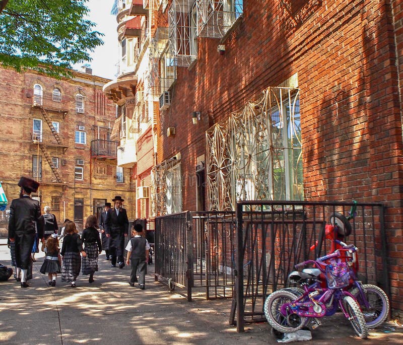 New York - Förenta staterna - folk som går i gatan i Williamsburg i New York royaltyfri foto New York - Förenta staterna - folk som går i gatan i Williamsburg i New York royaltyfri foto