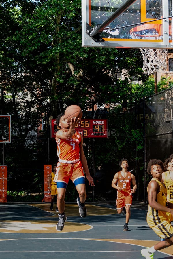 New York - gatabasket på västra 4th gatadomstolar arkivbild New York - gatabasket på västra 4th gatadomstolar arkivbild