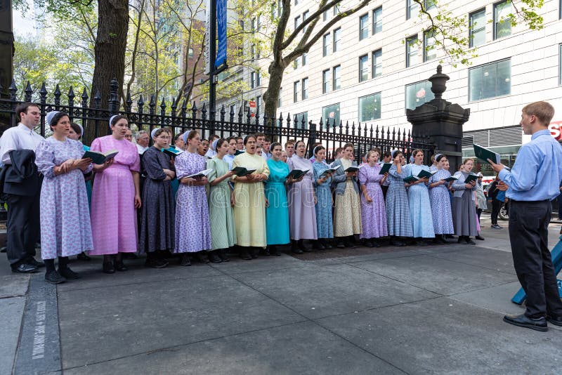 New York, groupe de personnes chantant dehors sur la rue images libres de droits New York, groupe de personnes chantant dehors sur la rue images libres de droits