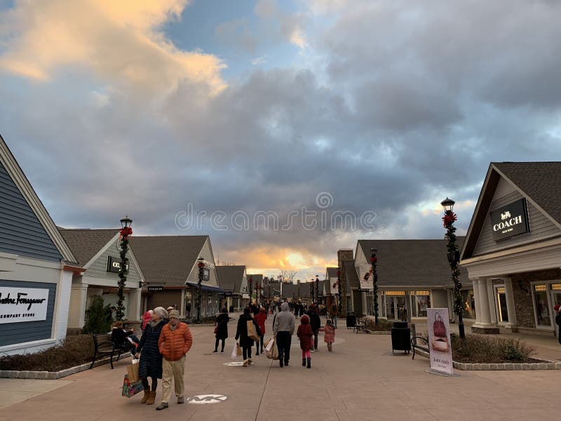 313 Woodbury Common Premium Outlets Stock Photos, High-Res Pictures, and  Images - Getty Images