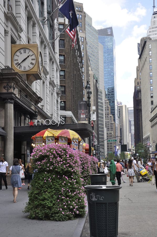 New York, 2 Juli: Macy` s Opslag van Broadway in Uit het stadscentrum Manhattan van de Stad van New York in Verenigde Staten royalty-vrije stock fotografie New York, 2 Juli: Macy` s Opslag van Broadway in Uit het stadscentrum Manhattan van de Stad van New York in Verenigde Staten royalty-vrije stock fotografie
