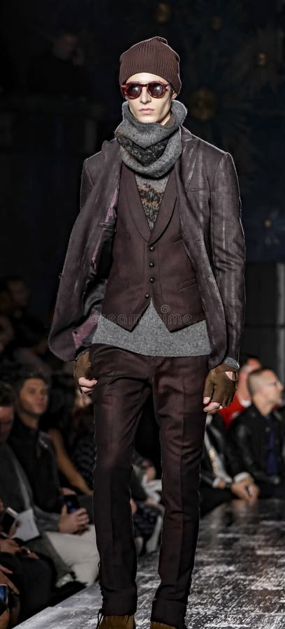 New York modevecka: Men’s John Varvatos FW 2017 samling. New York NY, USA - Februari 2, 2017: En modell går landningsbanan för John Varvatos FW17 landningsbanashow under NY-modevecka: Man` s på det Paramaunt hotellet, Manhattan