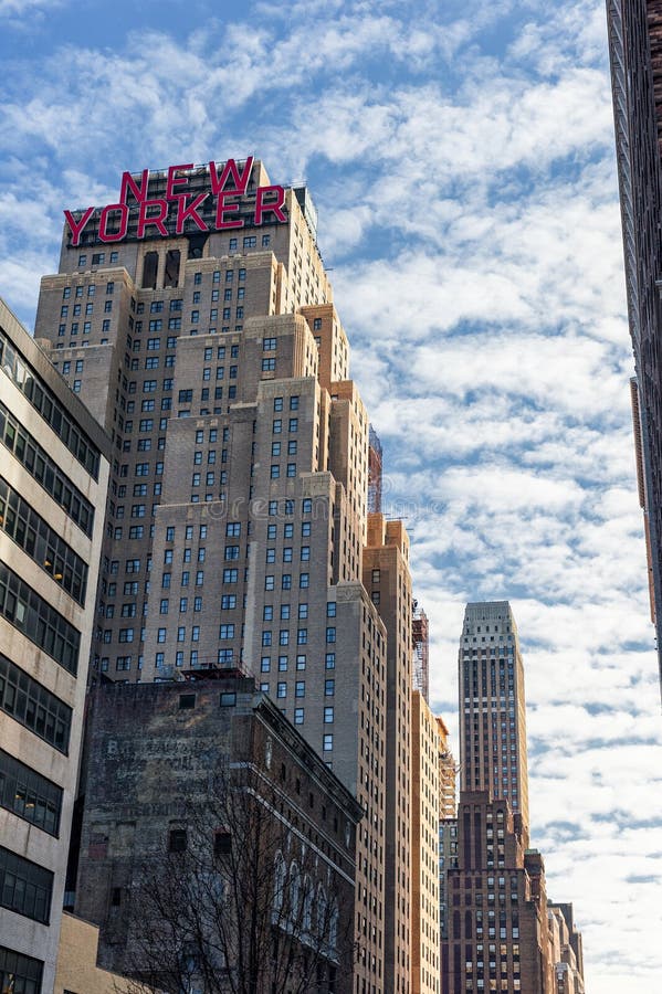 NEW YORK, NEW YORK - 27. DEZEMBER 2013: Das New- Yorkerhotel auf 8. Allee im Jahre 1929 errichtet, berühmt für sie ` s Art Deco A lizenzfreie stockbilder NEW YORK, NEW YORK - 27. DEZEMBER 2013: Das New- Yorkerhotel auf 8. Allee im Jahre 1929 errichtet, berühmt für sie ` s Art Deco A lizenzfreie stockbilder