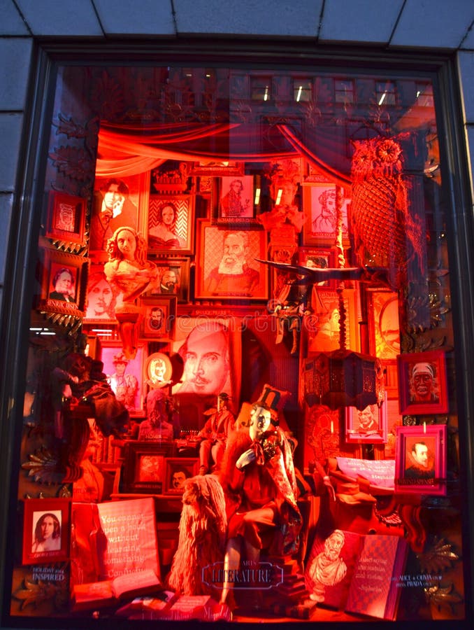 Spectators view holiday window display at Bergdorf Goodman in NYC Stock  Photo - Alamy