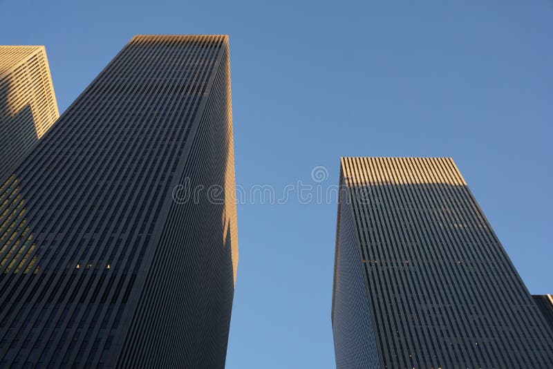 NEW YORK, NY - ESTADOS UNIDOS novembro de 2019 - construções do arranha-céus disparadas de baixo em New York City foto de stock NEW YORK, NY - ESTADOS UNIDOS novembro de 2019 - construções do arranha-céus disparadas de baixo em New York City foto de stock