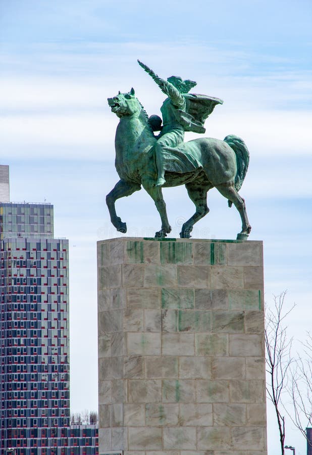 New York, NY/Etats-Unis - mars 24 2019 : Vue verticale du monument de paix situé dans le parc des Nations Unies photographie stock libre de droits New York, NY/Etats-Unis - mars 24 2019 : Vue verticale du monument de paix situé dans le parc des Nations Unies photographie stock libre de droits