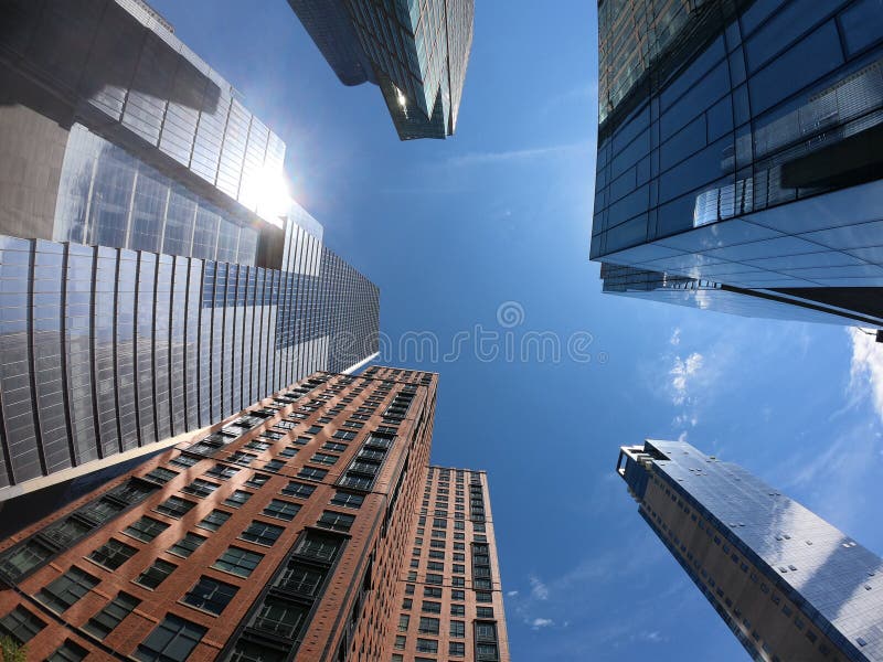 New York, NY, EUA Vista vertical dos arranha-céus na linha alta área Vista da parte inferior ? parte superior imagens de stock royalty free New York, NY, EUA Vista vertical dos arranha-céus na linha alta área Vista da parte inferior ? parte superior imagens de stock royalty free