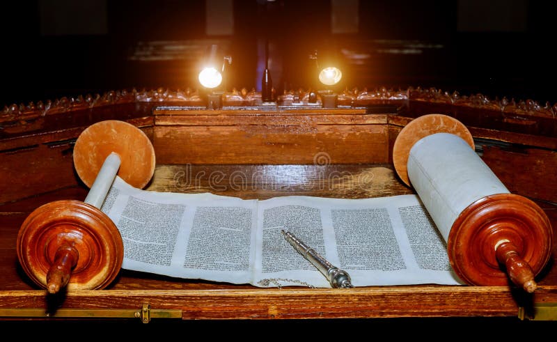 NEW YORK NY marzo 2019 Vecchia pergamena ebrea del libro del rotolo di Torah fotografia stock libera da diritti NEW YORK NY marzo 2019 Vecchia pergamena ebrea del libro del rotolo di Torah fotografia stock libera da diritti