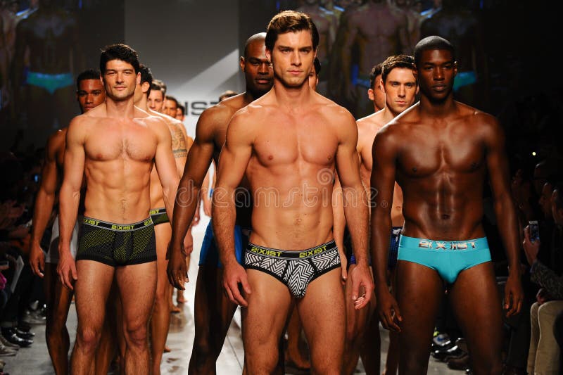 NEW YORK, NY - 21 OCTOBRE : Promenade de modèles la finale de piste pendant le défilé de mode de 2 (X) hommes d'IST photographie stock NEW YORK, NY - 21 OCTOBRE : Promenade de modèles la finale de piste pendant le défilé de mode de 2 (X) hommes d'IST photographie stock