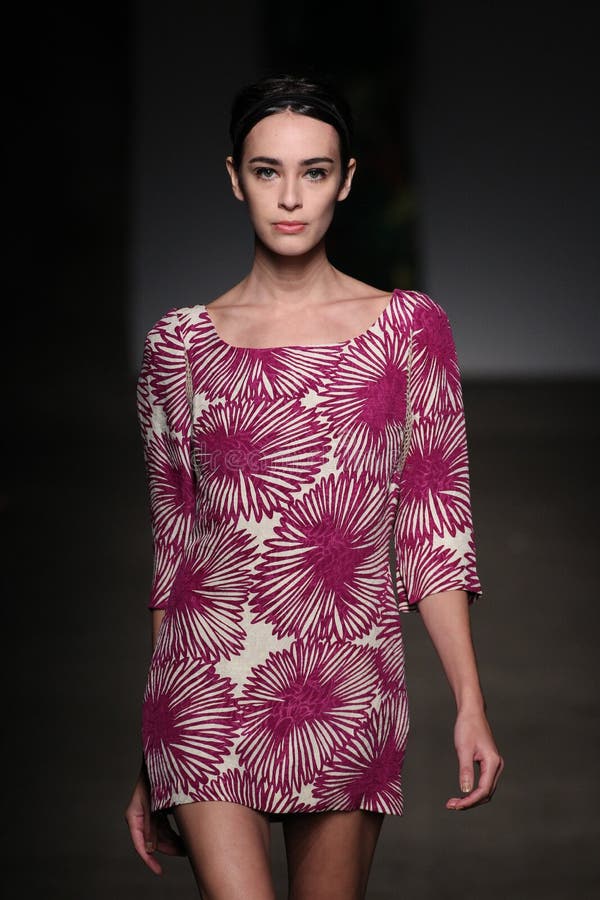 NEW YORK, NY - 07 SEPTEMBER: Een model loopt de baan bij de manierinzameling van Tracy Reese 2015 stock fotografie NEW YORK, NY - 07 SEPTEMBER: Een model loopt de baan bij de manierinzameling van Tracy Reese 2015 stock fotografie