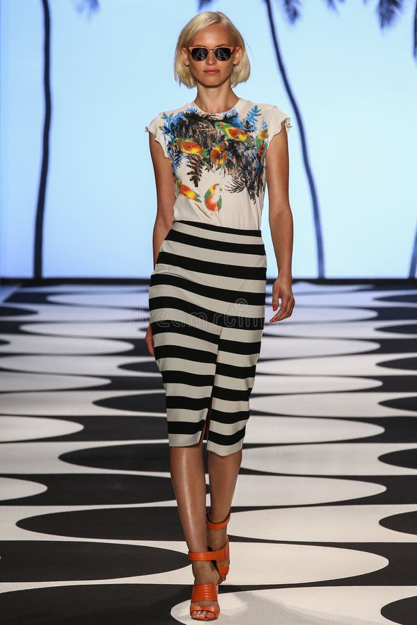 NEW YORK, NY - 05 SEPTEMBER: Een model loopt de baan bij de modeshow van Nicole Miller Spring 2015 royalty-vrije stock afbeeldingen NEW YORK, NY - 05 SEPTEMBER: Een model loopt de baan bij de modeshow van Nicole Miller Spring 2015 royalty-vrije stock afbeeldingen