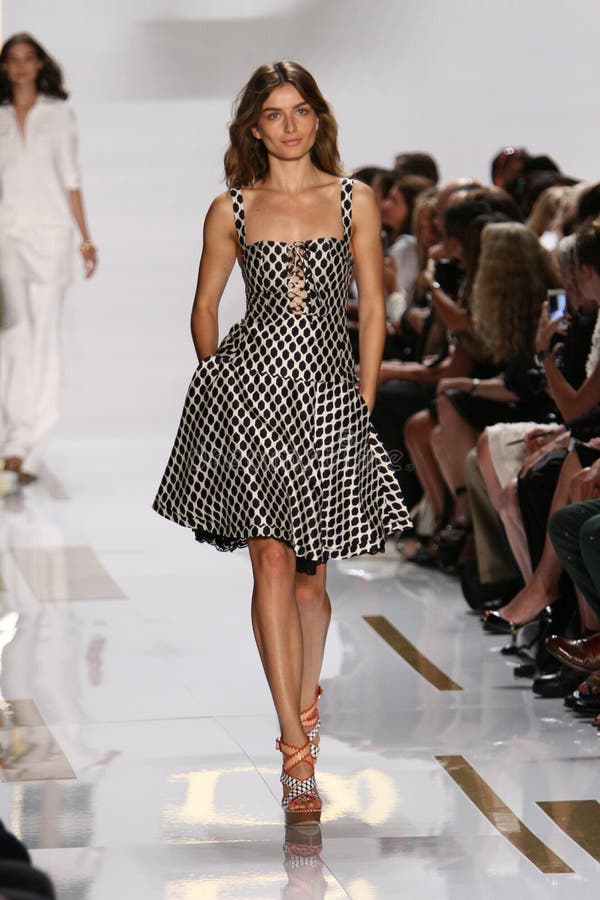 NEW YORK, NY - 08 SEPTEMBER: Een model loopt de baan tijdens de Diane Von Furstenberg-modeshow stock afbeelding NEW YORK, NY - 08 SEPTEMBER: Een model loopt de baan tijdens de Diane Von Furstenberg-modeshow stock afbeelding