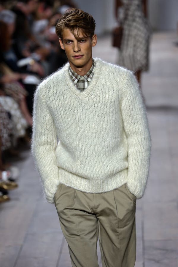 NEW YORK, NY - 10. SEPTEMBER: Ein Modell geht die Rollbahn an Modekollektion Michael Kors Springs 2015 stockbild NEW YORK, NY - 10. SEPTEMBER: Ein Modell geht die Rollbahn an Modekollektion Michael Kors Springs 2015 stockbild