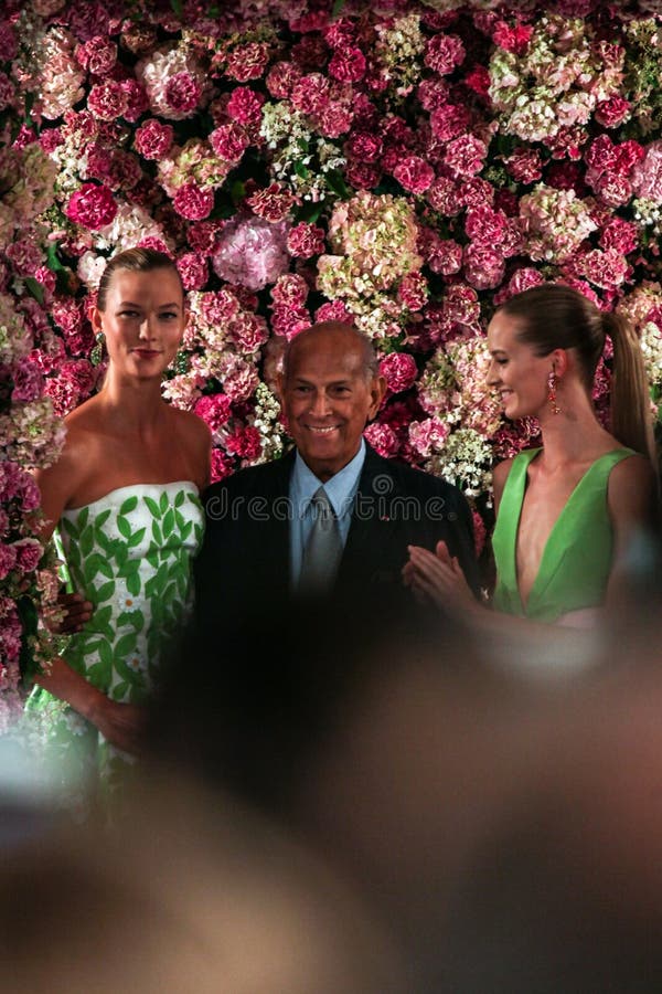 NEW YORK NY - SEPTEMBER 09: Formgivaren Oscar de la Renta (C) och modellen Karlie Kloss (v) går landningsbanan royaltyfri bild NEW YORK NY - SEPTEMBER 09: Formgivaren Oscar de la Renta (C) och modellen Karlie Kloss (v) går landningsbanan royaltyfri bild
