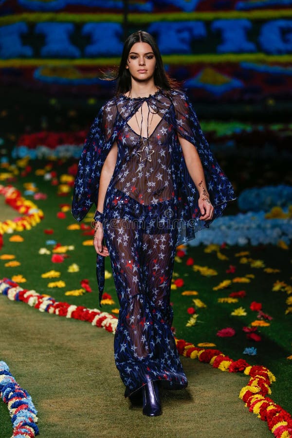 NEW YORK, NY - 08 SEPTEMBER: Kendall Jenner loopt de baan bij de modeshow van Tommy Hilfiger Women royalty-vrije stock foto NEW YORK, NY - 08 SEPTEMBER: Kendall Jenner loopt de baan bij de modeshow van Tommy Hilfiger Women royalty-vrije stock foto
