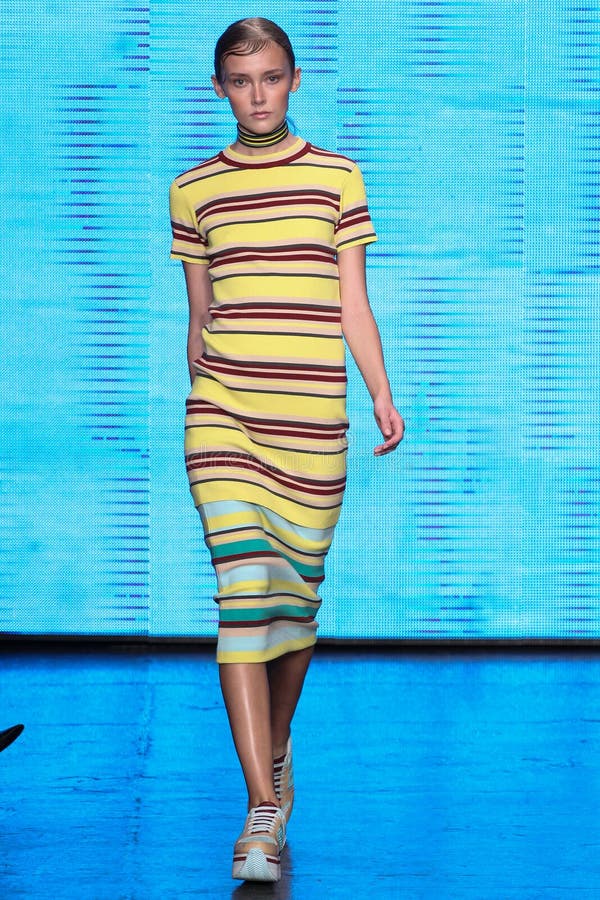 NEW YORK, NY - 07 SEPTEMBER: Modelanna mellbin loopt de baan bij DKNY-de Lente van 2015 manierinzameling stock afbeelding NEW YORK, NY - 07 SEPTEMBER: Modelanna mellbin loopt de baan bij DKNY-de Lente van 2015 manierinzameling stock afbeelding