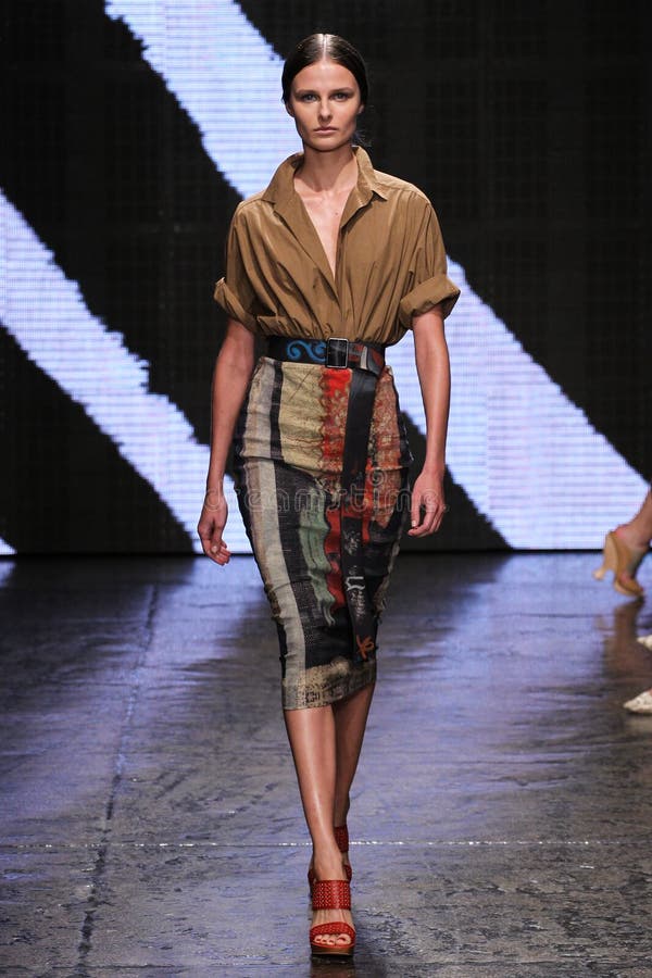 NEW YORK, NY - 8. SEPTEMBER: Vorbildlicher Vasilisa Pavlova-Weg die Rollbahn an Donna Karan Spring-Modeschau 2015 stockfotografie NEW YORK, NY - 8. SEPTEMBER: Vorbildlicher Vasilisa Pavlova-Weg die Rollbahn an Donna Karan Spring-Modeschau 2015 stockfotografie