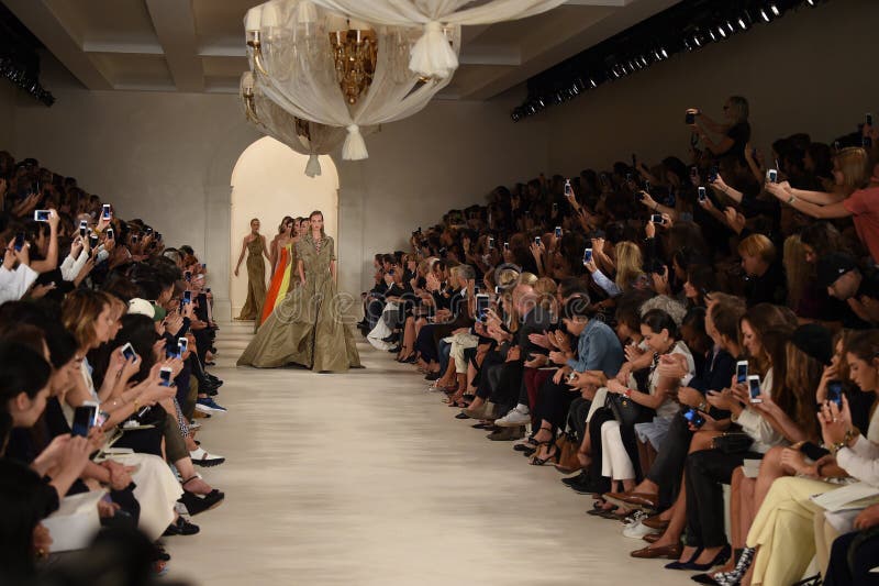NEW YORK, NY - 11 SEPTEMBRE : Promenade de modèles la finale de piste au défilé de mode de Ralph Lauren