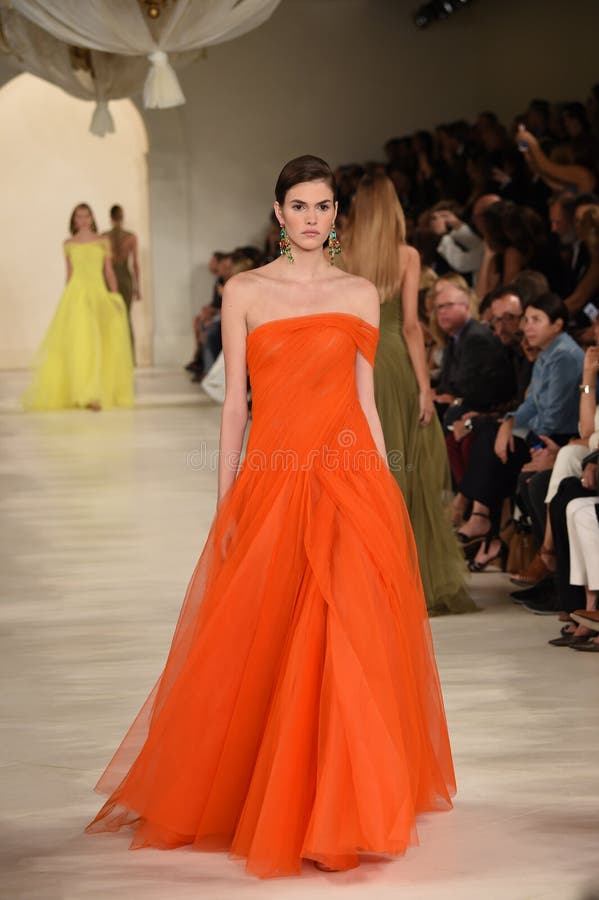NEW YORK, NY - 11 SEPTEMBRE : Un modèle marche la piste au défilé de mode de Ralph Lauren photographie stock libre de droits NEW YORK, NY - 11 SEPTEMBRE : Un modèle marche la piste au défilé de mode de Ralph Lauren photographie stock libre de droits