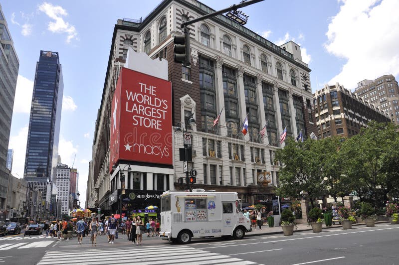 New York, o 2 de julho: Loja do ` s de Macy de Herald Square no Midtown Manhattan de New York City no Estados Unidos imagens de stock New York, o 2 de julho: Loja do ` s de Macy de Herald Square no Midtown Manhattan de New York City no Estados Unidos imagens de stock