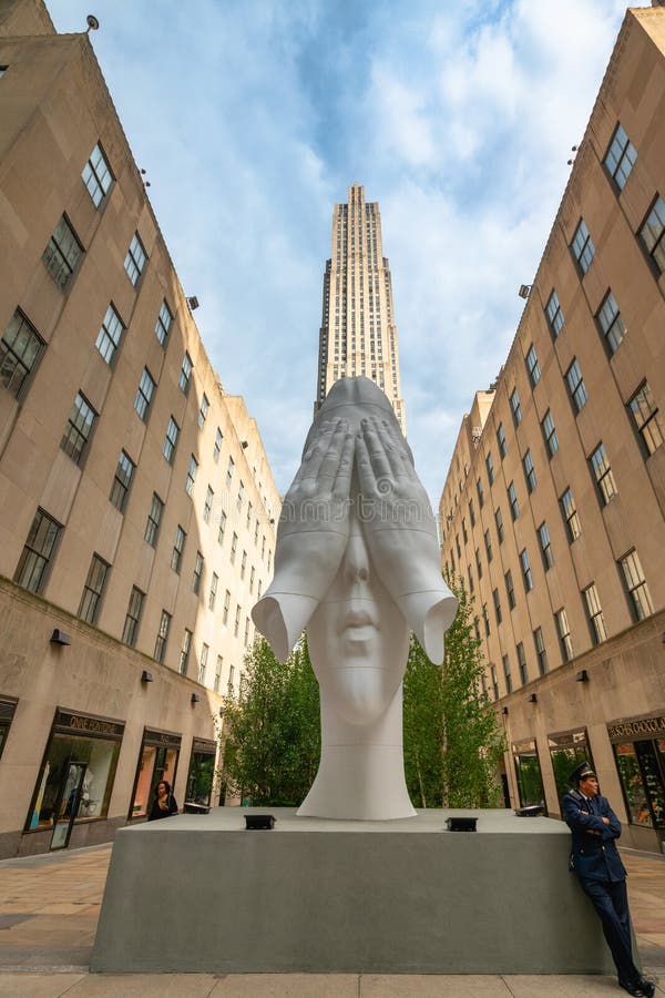 New York, plaza di Rockefeller, immagine della scultura del fregio Dietro le pareti immagine stock libera da diritti New York, plaza di Rockefeller, immagine della scultura del fregio Dietro le pareti immagine stock libera da diritti