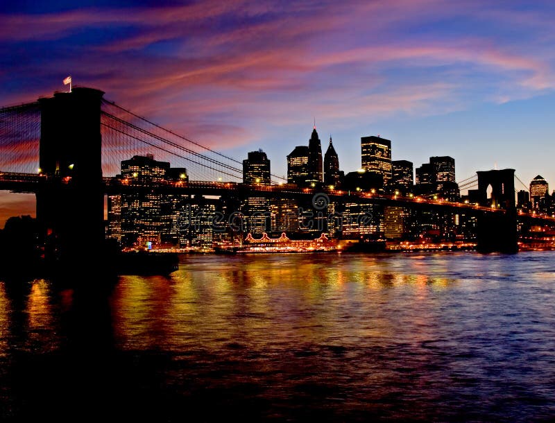 Il Ponte di Brooklyn durante la notte, a New York.