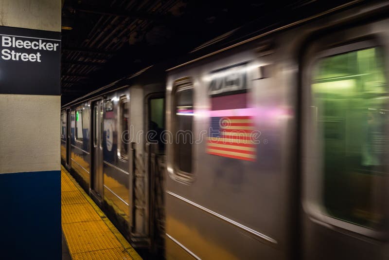 New York, U.S.A. - 23 FEBBRAIO 2018: La stazione della metropolitana nella stazione della via di Bleecker in NYC fotografia stock libera da diritti New York, U.S.A. - 23 FEBBRAIO 2018: La stazione della metropolitana nella stazione della via di Bleecker in NYC fotografia stock libera da diritti