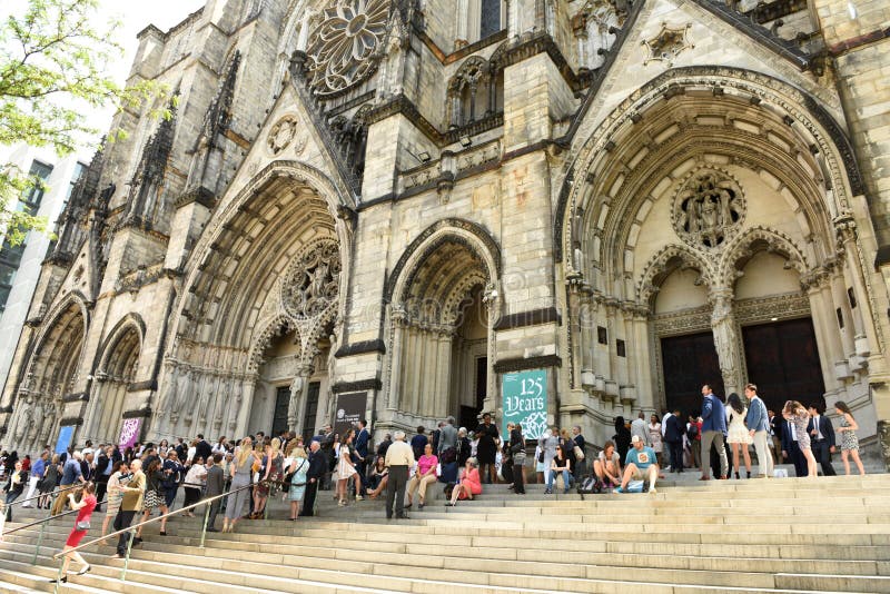 New York, U.S.A. - 25 maggio 2018: La gente vicino alla chiesa o della cattedrale