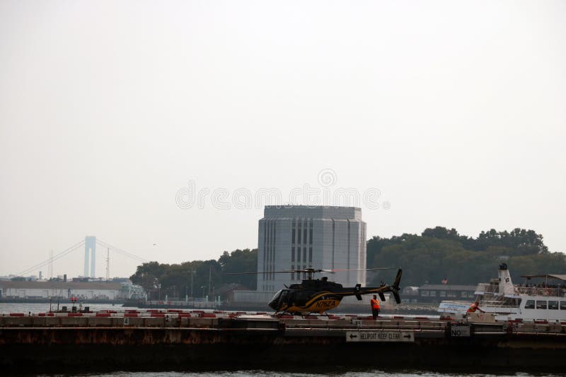 New York, U.S.A. - 2 settembre 2018: cuscinetto di atterraggio dell'elicottero vicino al ponte di Brooklyn immagine stock libera da diritti New York, U.S.A. - 2 settembre 2018: cuscinetto di atterraggio dell'elicottero vicino al ponte di Brooklyn immagine stock libera da diritti