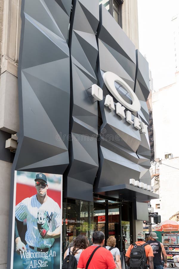 closest oakley store to me