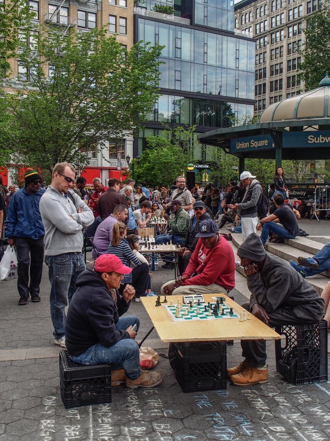 Avid chess players in Bryant Park midtown Manhattan, NYC Stock Photo - Alamy