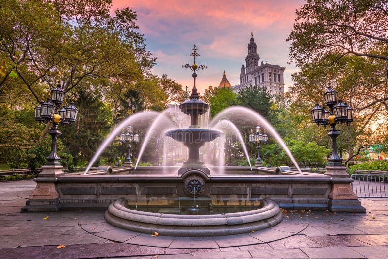New york usa alla fontana del parco del municipio fotografia stock libera da diritti