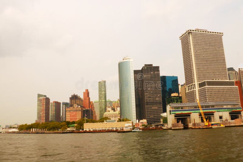NEW YORK USA - Augusti 31, 2018: Manhattan panorama- horisontsikt New York City USA Kontorsbyggnader och skyskrapor på lägre arkivfoton NEW YORK USA - Augusti 31, 2018: Manhattan panorama- horisontsikt New York City USA Kontorsbyggnader och skyskrapor på lägre arkivfoton