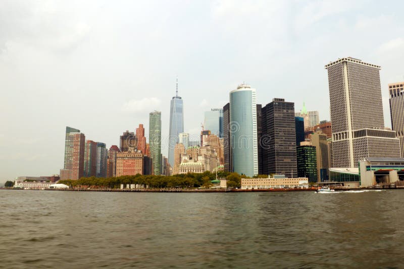 NEW YORK USA - Augusti 31, 2018: Panoramautsikt av den Manhattan ön med moderna byggnader och Hudson River Landskaphorisontsikt royaltyfria foton NEW YORK USA - Augusti 31, 2018: Panoramautsikt av den Manhattan ön med moderna byggnader och Hudson River Landskaphorisontsikt royaltyfria foton