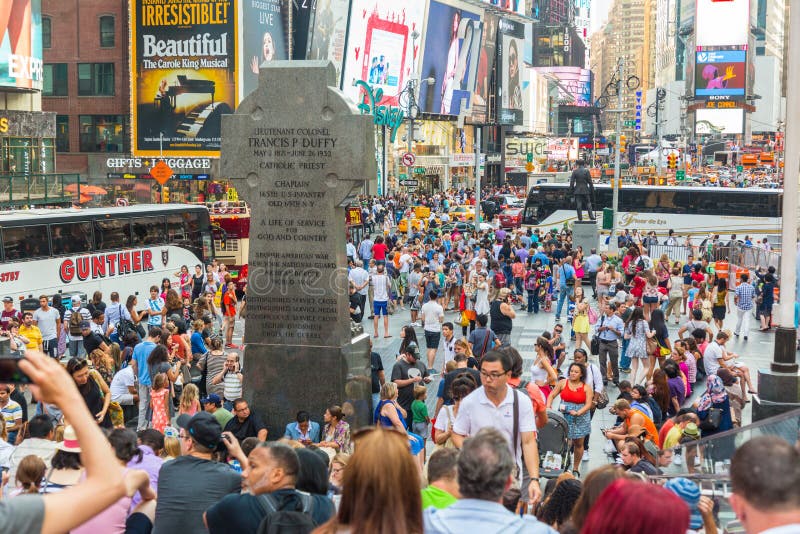 NEW YORK USA - AUGUSTI 20, 2014: Times Square som trängas ihop av turist arkivfoton NEW YORK USA - AUGUSTI 20, 2014: Times Square som trängas ihop av turist arkivfoton