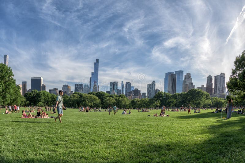 NEW YORK - USA - 14 JUNE 2015 people in central park on sunny sunday royalty free stock photography NEW YORK - USA - 14 JUNE 2015 people in central park on sunny sunday royalty free stock photography