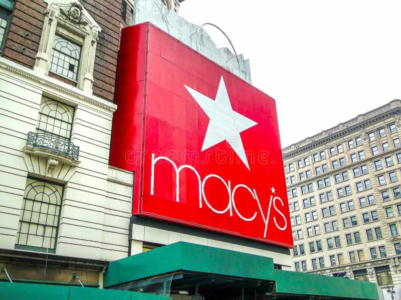 New York USA, Juni 1 2011: Den jätte- röda logoen för macy` s på enen arkivfoton New York USA, Juni 1 2011: Den jätte- röda logoen för macy` s på enen arkivfoton