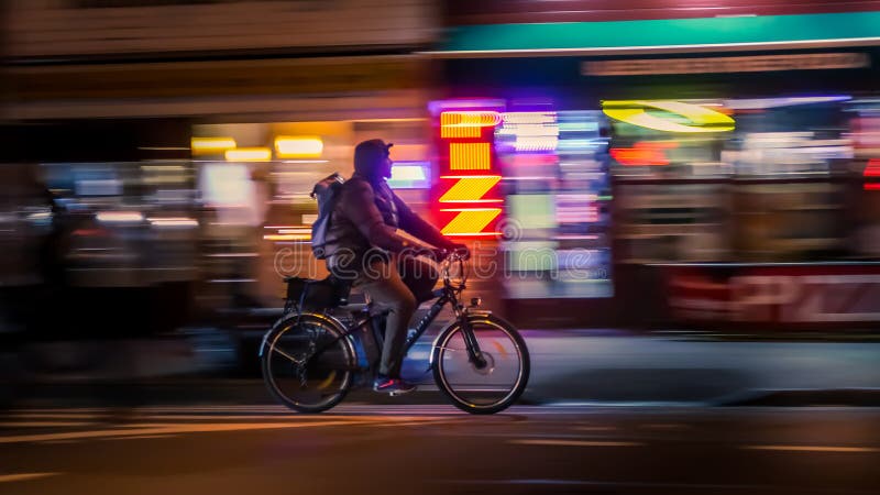 NEW YORK, USA - 18. MÄRZ 2018: Reitenradfahrer Bicyclistsin in der Stadt, Nacht, Zusammenfassung Bewegung geverwischt stockbild NEW YORK, USA - 18. MÄRZ 2018: Reitenradfahrer Bicyclistsin in der Stadt, Nacht, Zusammenfassung Bewegung geverwischt stockbild